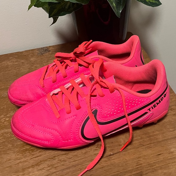 Girls Soccer show Nike Tiempo - Picture 1 of 4
